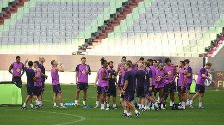 　ノエビアスタジアム神戸で前日練習を行うバルセロナイレブン（撮影・西田忠信）