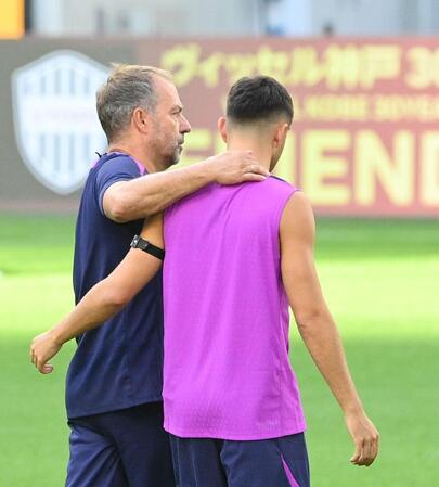 　選手に話しかけるバルセロナのハンスディーター・フリック監督（左）＝撮影・西田忠信