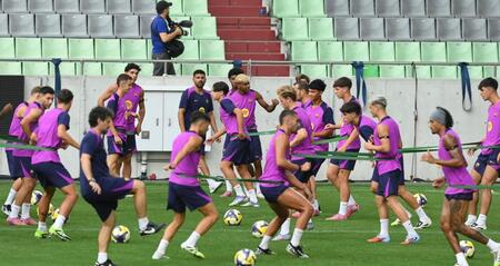 　ノエビアスタジアム神戸で調整するバルセロナイレブン（撮影・西田忠信）