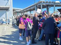 　関西国際空港に到着し、ファンサービスをするバルセロナの選手　©ＶＩＳＳＥＬ　ＫＯＢＥ