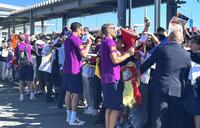 　到着し、多数のファンからサイン攻めにあうバルセロナの選手ら（©ＶＩＳＳＥＬ　ＫＯＢＥ）