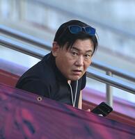 　スタンドに姿を見せた楽天グループの三木谷浩史会長兼社長（撮影・西田忠信）