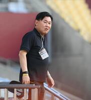 　スタンドに姿を見せた楽天グループの三木谷浩史会長兼社長（撮影・西田忠信）