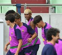 　練習中に笑顔を見せるバルセロナのラミン・ヤマル（右から２人目）＝撮影・西田忠信