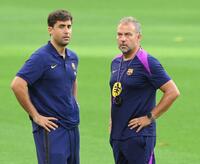 　球団関係者と話をするバルセロナのハンスディーター・フリック監督（右）＝撮影・西田忠信