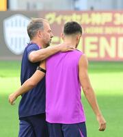 　選手に話しかけるバルセロナのハンスディーター・フリック監督（左）＝撮影・西田忠信