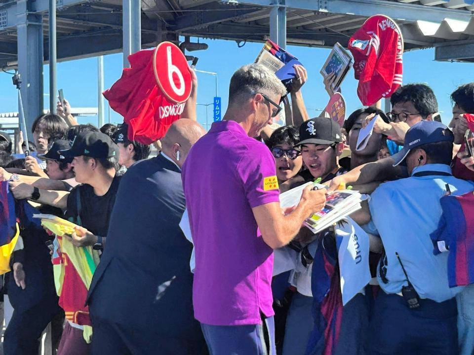 　関西国際空港に到着し、ファンサービスをするバルセロナの選手　©ＶＩＳＳＥＬ　ＫＯＢＥ