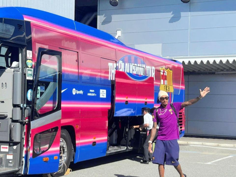 　関西国際空港に到着し、ファンに手を振るバルセロナの選手　©ＶＩＳＳＥＬ　ＫＯＢＥ