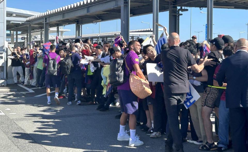 　到着し、多数のファンからサイン攻めにあうバルセロナの選手ら（©ＶＩＳＳＥＬ　ＫＯＢＥ）