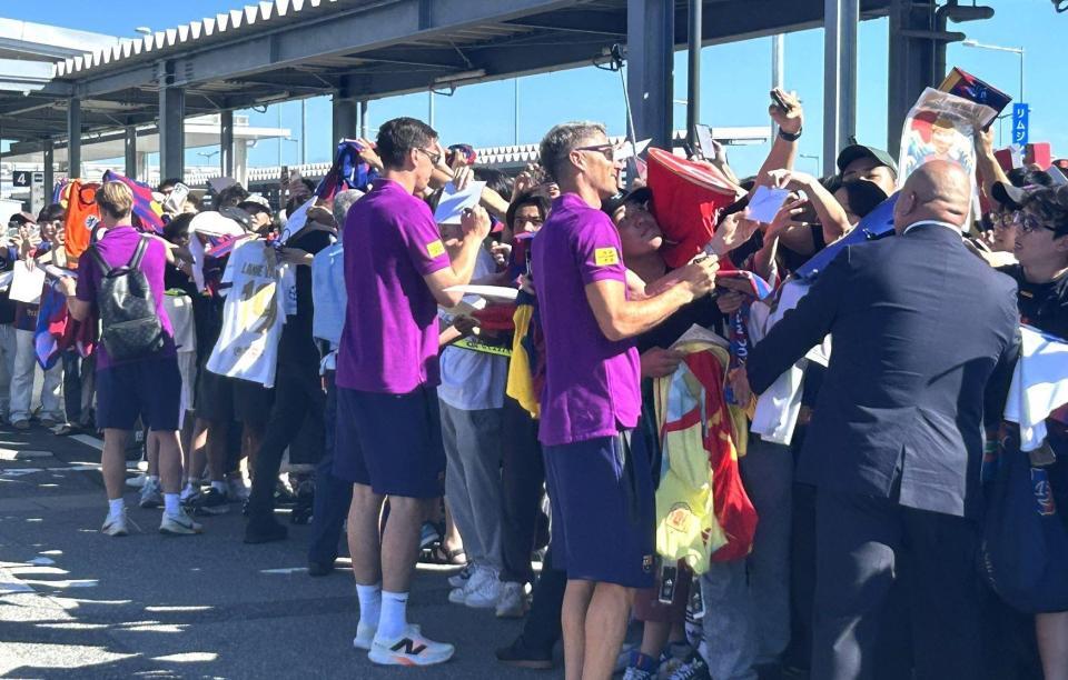 　到着し、多数のファンからサイン攻めにあうバルセロナの選手ら（©ＶＩＳＳＥＬ　ＫＯＢＥ）