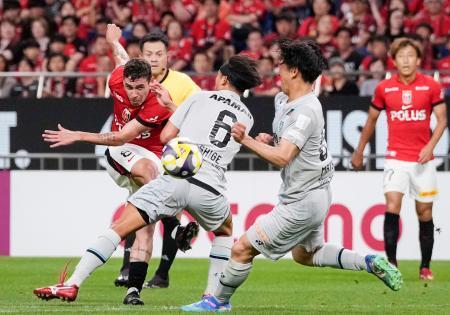 　浦和-福岡　後半、ゴールを狙う浦和・マテウスサビオ（左端）＝埼玉スタジアム