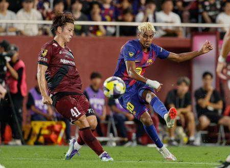 　神戸-バルセロナ　前半、ゴールを狙うバルセロナのヤマル。左は神戸・永戸＝ノエスタ