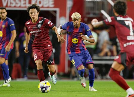 　前半、攻め込むバルセロナのヤマル。左は神戸・広瀬