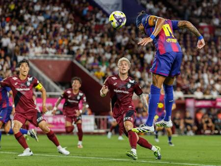 　前半、ヘディングでゴールを狙うバルセロナのラフィーニャ