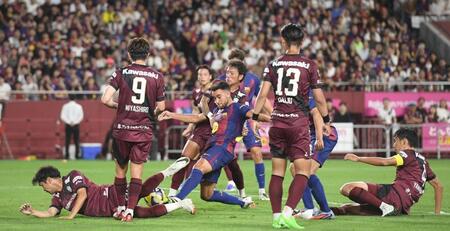 　前半、先制のゴールを決めるバルセロナのエリック・ガルシア（中央）＝撮影・西田忠信