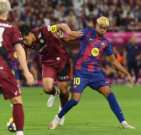 　前半、神戸・山川哲史と競り合うバルセロナのラミン・ヤマル（右）＝撮影・西田忠信