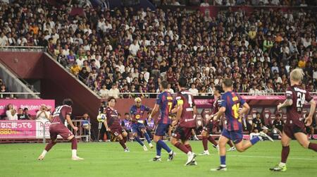 　前半、シュートを放つバルセロナのラミン・ヤマル（左から３人目）＝撮影・西田忠信