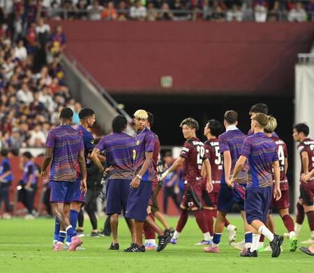 　神戸に勝利し、グラウンドを引き揚げるラミン・ヤマルらバルセロナイレブン（撮影・西田忠信）