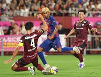 　前半、ゴール前に攻め上がるバルセロナのラミン・ヤマル（中央）＝撮影・西田忠信