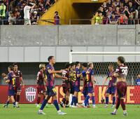 　試合後、バルセロナの選手たちと健闘をたたえ合う神戸の選手ら（撮影・西田忠信）