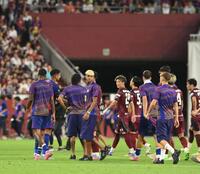 　神戸に勝利し、グラウンドを引き揚げるラミン・ヤマルらバルセロナイレブン（撮影・西田忠信）