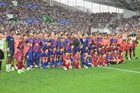 　集合写真に収まる神戸イレブンとバルセロナイレブン（撮影・西田忠信）