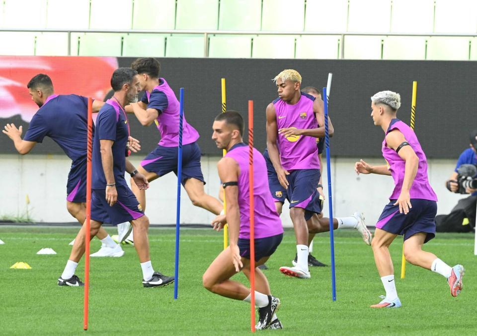 　前日練習で汗を流すラミン・ヤマル（右から２人目）らＦＣバルセロナイレブン（撮影・西田忠信）
