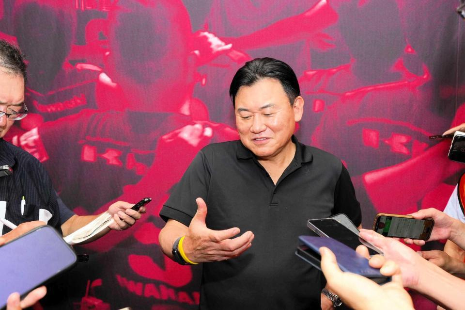 　交渉を振り返り「スマホを見て、来ない？なんだこりゃ」を再現する三木谷浩史氏（（Ｃ）ＶＩＳＳＥＬＫＯＢＥ）