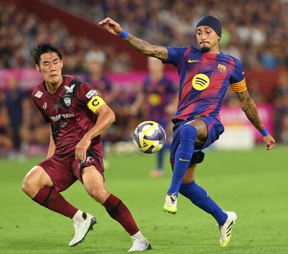 　前半、ゴール前に攻め上がるバルセロナのハフィーニャ（右）＝撮影・西田忠信