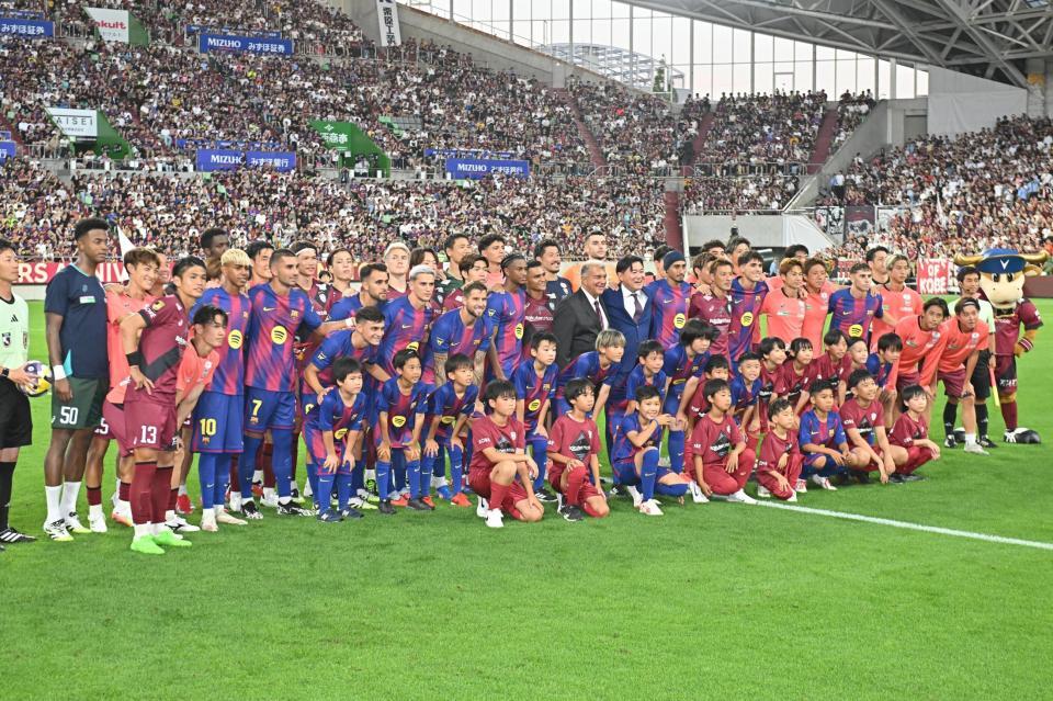 　集合写真に収まる神戸イレブンとバルセロナイレブン（撮影・西田忠信）