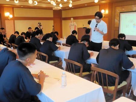 　Ｕ－１５Ｊリーグ選抜選手への睡眠セミナーを行った元Ｊリーガーの酒井隆介氏