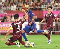 　前半、ゴール前に攻め上がるバルセロナのヤマル（中央）