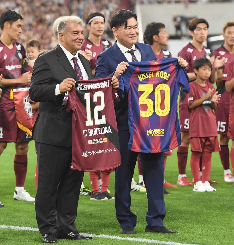 　試合前、バルセロナのラポルタ会長（左）とユニホームを交換した楽天グループの三木谷会長兼社長