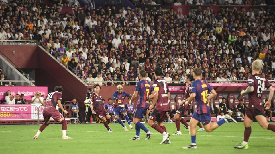 　前半、シュートを放つバルセロナのヤマル（左から３人目）＝撮影・西田忠信