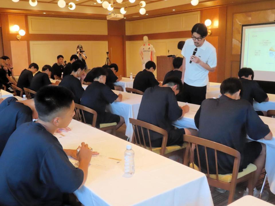 　Ｕ－１５Ｊリーグ選抜選手への睡眠セミナーを行った元Ｊリーガーの酒井隆介氏