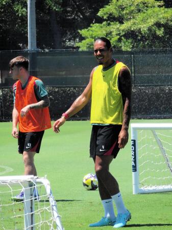 　スプリンクラーの水を浴び、笑顔を浮かべるリバプールのＤＦファンダイク