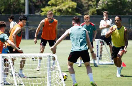 　横浜Ｍ戦に向け、調整する遠藤（手前左から２人目）、ファンダイク（右端）らリバプールの選手たち