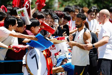 　横浜Ｍ戦に向けた練習を終え、ファンのサインの求めに応じるリバプールのサラー（右から２人目）