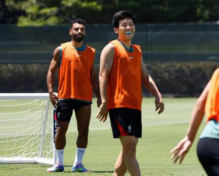 　横浜Ｍ戦に向けた練習で、笑顔を見せるリバプールの遠藤。左はサラー