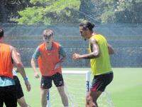 　スプリンクラーの水を浴びながらトレーニングするリバプールのオランダ代表ＤＦファンダイク（右）