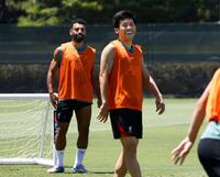 　横浜Ｍ戦に向けた練習で、笑顔を見せるリバプールの遠藤。左はサラー