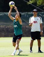 　横浜Ｍ戦に向け、調整するリバプールの遠藤（左）