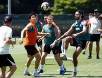 　横浜Ｍ戦に向け、調整する遠藤（左から２人目）らリバプールの選手たち