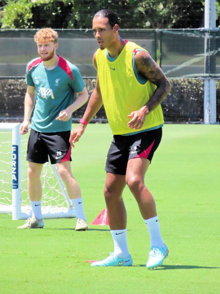 　千葉市内でトレーニングを行ったリバプールのオランダ代表ＤＦファンダイク