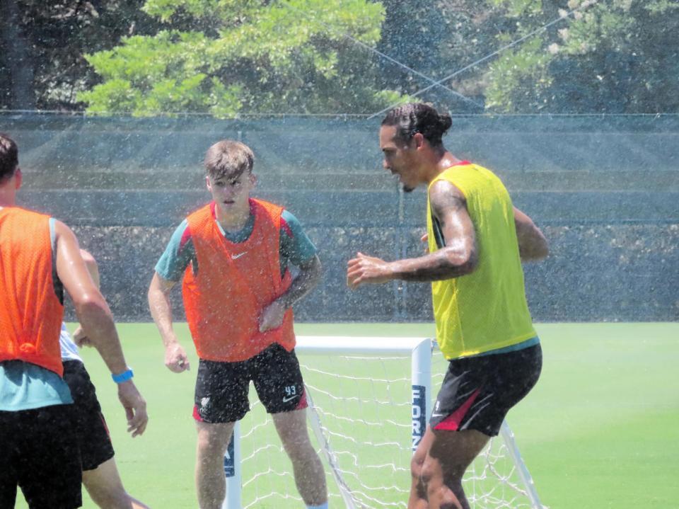 　スプリンクラーの水を浴びながらトレーニングするリバプールのオランダ代表ＤＦファンダイク（右）