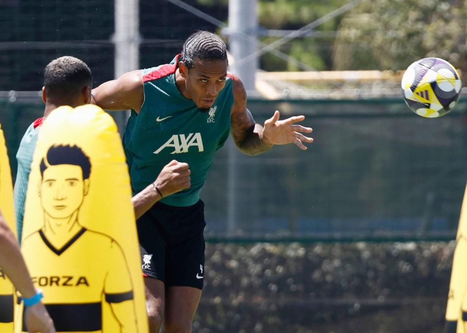 　横浜Ｍ戦に向け、調整するリバプールのファンダイク