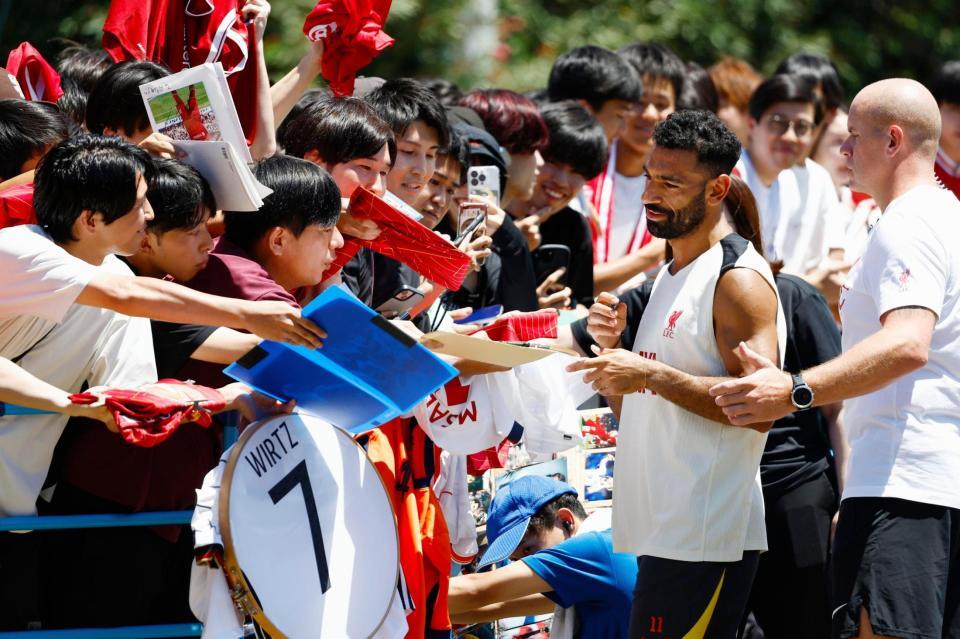 　横浜Ｍ戦に向けた練習を終え、ファンのサインの求めに応じるリバプールのサラー（右から２人目）