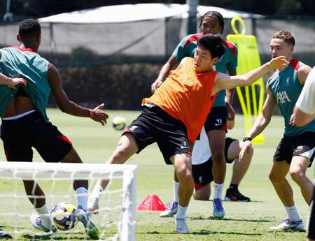 　横浜Ｍ戦に向け、調整するリバプールの遠藤（中央）