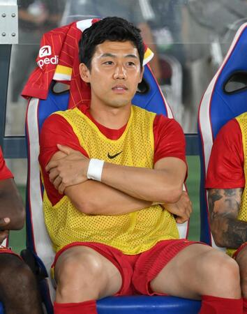 　ベンチスタートとなったリバプール・遠藤航（撮影・伊藤笙子）