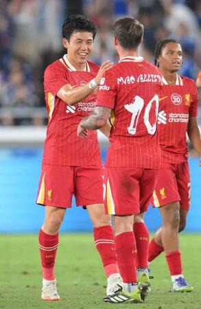 　勝利を収め、アレクシス・マクアリスター（右）と笑顔でハイタッチするリバプールの遠藤航（撮影・伊藤笙子）